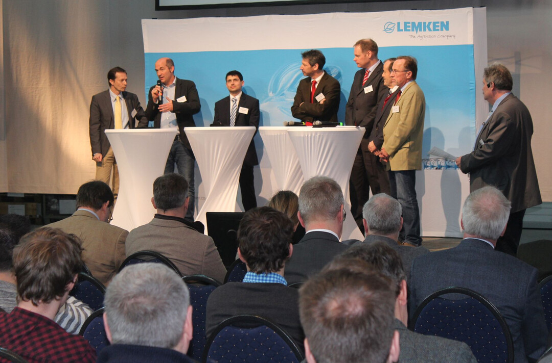 An der Podiumsdiskussion nahmen teil (v. l.): Jorgen Audenaert (John Deere), Stefan Kiefer (Amazonen-Werke), Philipp Kamps (Lemken), Theodor Leeb (Horsch), Dr. Heinz-Gerd Wegkamp (BASF), Steffen Graef (Agrotop), Dr. Bernd G�bel (Teejet) und Moderator Roland H�rner (DLG-Fachzentrum Landwirtschaft).