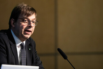 DLG-Präsident Hubertus Paetow meinte auf der Wintertagung abschließend: „Ich würde mich sehr freuen, wenn wir in der heutigen Tagung auch etwas gegen die Angst tun könnten, dass es morgen gar keine Perspektive für den Agrarstandort Deutschland mehr gibt. Diese Perspektive für den Agrarstandort Deutschland hängt im Wesentlichen von der Kreativität, der Innovationsfreude und dem Engagement der Branche selbst ab. – Wir haben es in der Hand.“