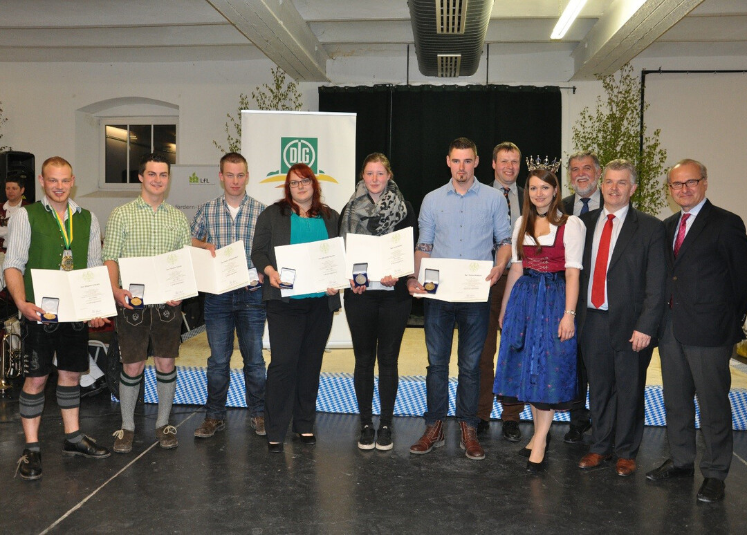 Die Sieger des 34. DLG-Bundeswettbewerbs Melken (v.l.n.r.): Stephan Kreuzer, Thomas Sch�n, Stefan Schlaghecken, Maria Russwurm, Anna Kohler und Tobias Miebach zeigen sich im Beisein von BMEL-Ministerialdirektor Clemens Neumann (r.), Ministerialdirektor Hubert Bittlmayer vom Bayerischen Staatsministerium f�r ELF (2.v.r.), LfL-Pr�sident Jakob Opperer (3.v.r.), der Milchk�nigin Eva-Maria B�uml und DLG-Vizepr�sident Ulrich Westrup (5.v.r.) dem Fotografen. 