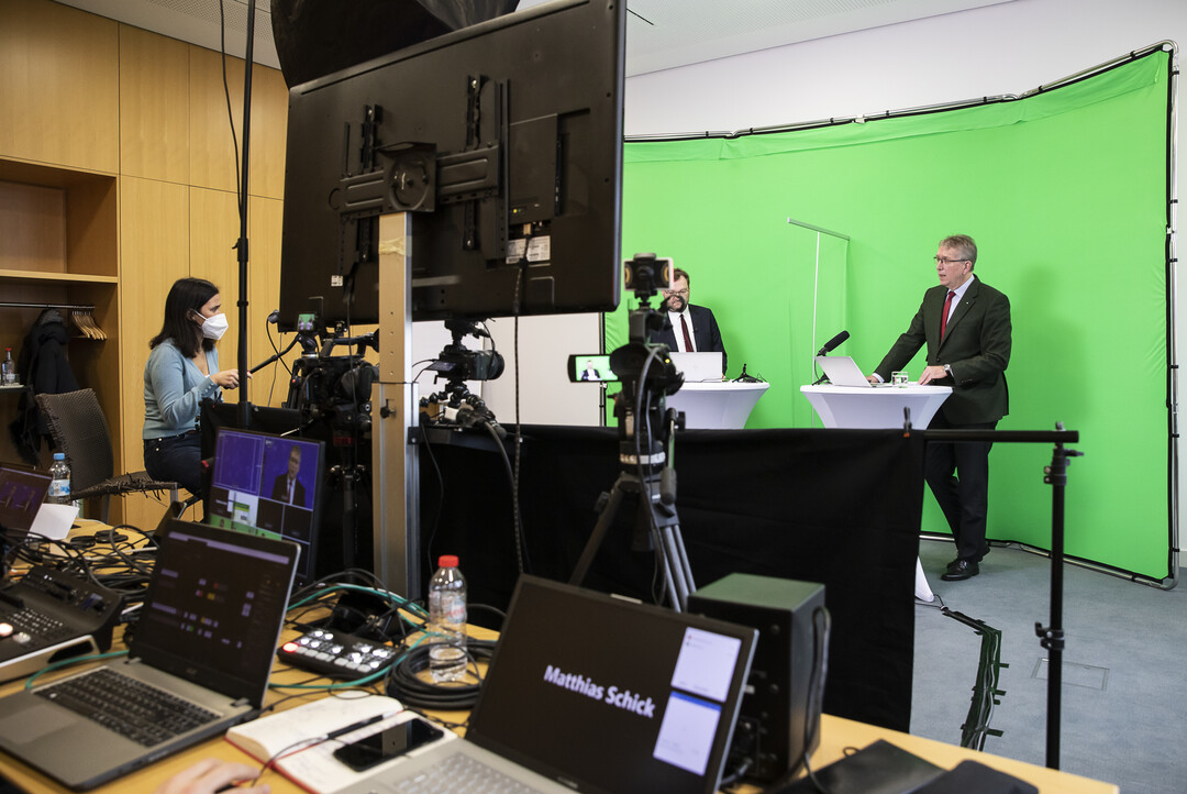 Das DLG-Studio im DLG-Haus in Frankfurt mit den Referierenden der Pressekonferenz.