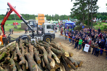Insgesamt fast 10.000 private und kommunale Waldbesitzer, Land- und Forstwirte, Forstunternehmer sowie Brennholzselbstwerber aus ganz Deutschland informierten sich bei den ersten DLG-Waldtagen �ber alle Facetten rund um die effiziente Waldbewirtschaftung. 