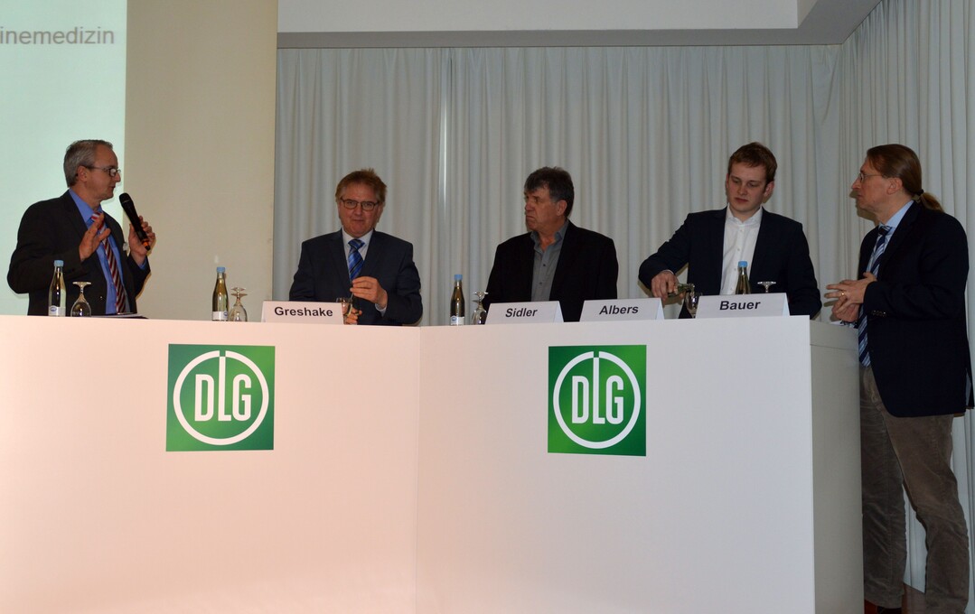 Es diskutierten (v.l.n.r.): Moderator Sven Häuser vom DLG-Fachzentrum Landwirtschaft, Dr. Frank Greshake, Prof. Dr. Xaver Sidler, Gereon Albers und Dr. Jörg Bauer, Vorsitzender des DLG-Ausschusses Schwein.