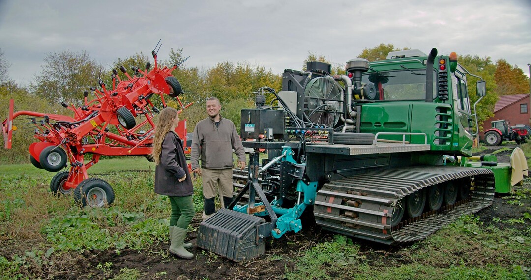  1. Preis Engagierte Personen: Moor-Klimawirt Sebastian Petri (l.) baut seine Maschinen f�r eine bodenschondende Bearbeitung selbst. Im Gespr�ch mit Carolin Priefert (DVL). 