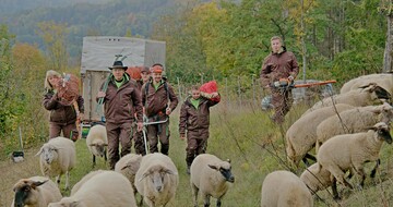  2. Preis Engagierte Personen: Landschaftspflegebetrieb Haag: Hier packt die ganze Familie an (Dieter Haag, 2. v. l). 