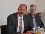 Dr. Markus Albrecht (links) vom Milchwirtschaftlichen Verein bei seinem Statement in der Pressekonferenz nach dem Milchgipfel; rechts Bruno Krieglstein vom Ministerium.