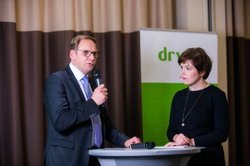 DRV-Präsident Franz-Josef Holzenkamp plädierte im Gespräch mit Moderatorin Wiebke Schwarze beim DRV-Forum Tierische Veredelung für ein wieder stärker wissenschaftsbasiertes und überlegtes Handeln der Politik.