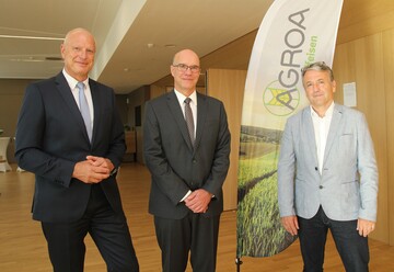 Agroa-Vorstandssprecher J�rgen Freudenberger (l.)� geht in den Ruhestand. Seine Aufgaben �bernehmen die beiden Vorstandskollegen Stephan Buchholz (2. v. l.) und J�rgen H�ussermann (r.).