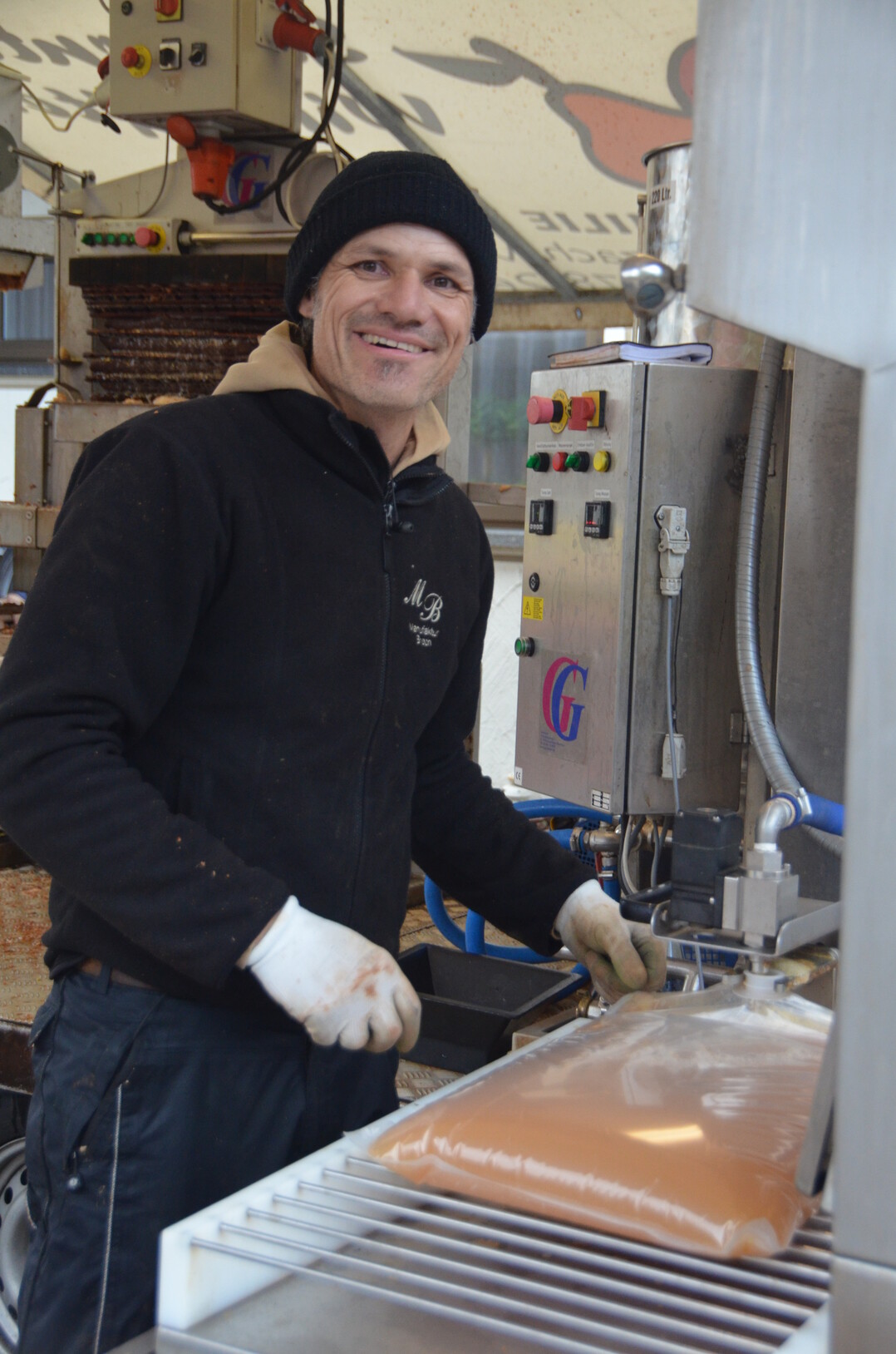 Der frisch gepresste Saft wird kurz erhitzt, um ihn l�nger haltbar zu machen, und dann in Plastikbeutel abgef�llt. 