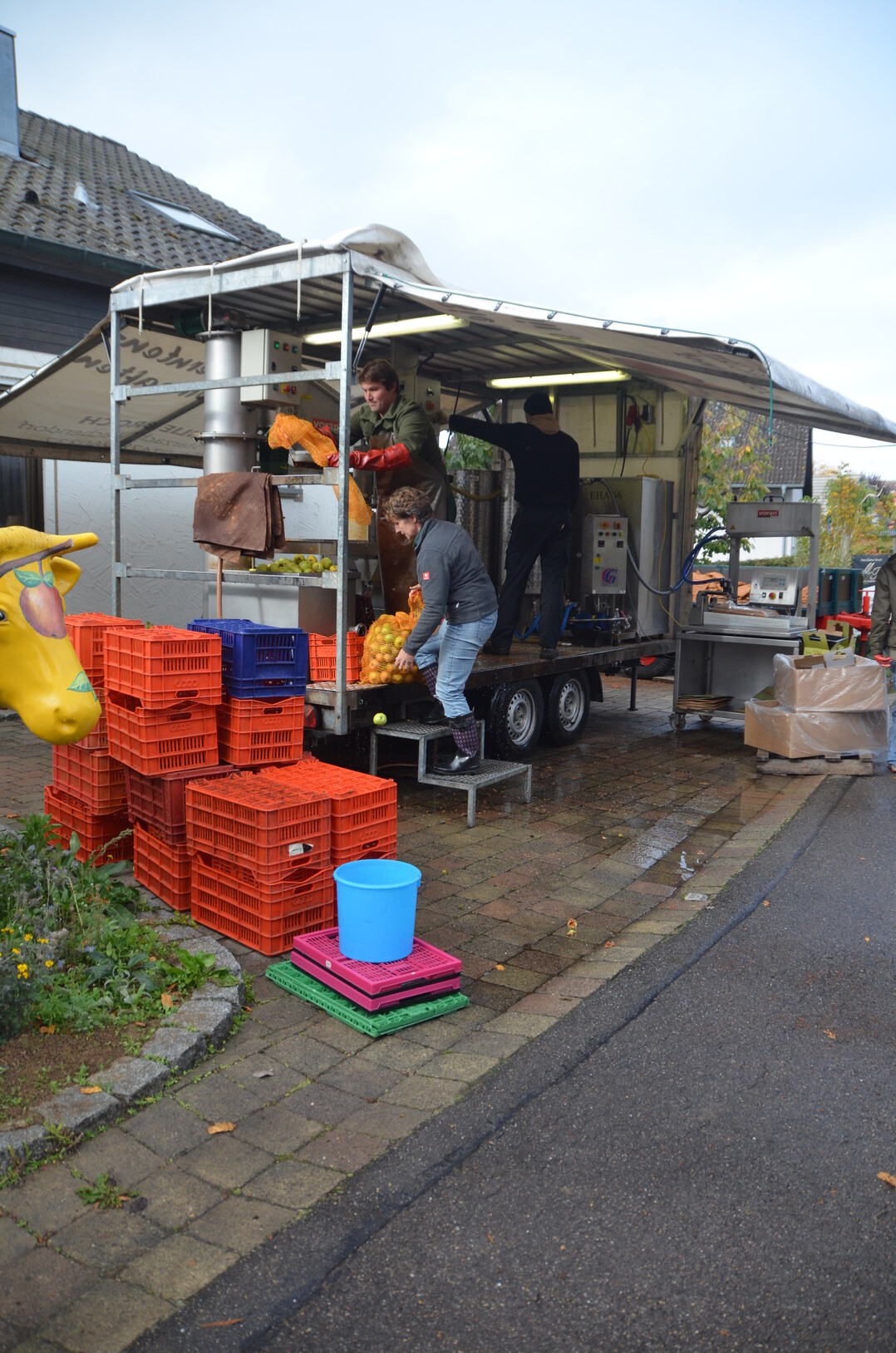 Auf einem lediglich zw�lf Quadratmeter gro�en Anh�nger befindet sich die komplette Mosterei. Aus frischen �pfeln wird so auf kleinstem Raum leckerer Saft.