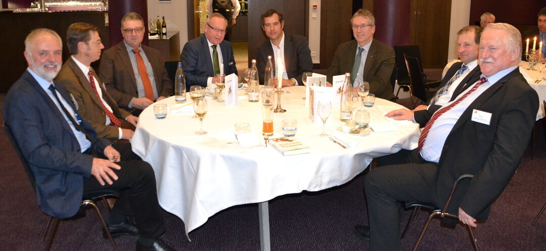 Dr. J�rgen Pickert (DMK), Dr. Peter M�ller und Markus Gr�bling (Verband Baden-W�rttembergischer Saatzuchterzeuger), Dr. Helmut Me�ner (DMK), Dr. Andreas M�ller (Buchautor und Vortragsredner), Dr. Reinhard Grandke (Hauptgesch�ftsf�hrer DLG, Deutsche Landwirtschaftsgesellschaft), Dr. Ewald Glaser (Vorstandsvorsitzender ZG Raiffeisen), Ministerial-Dirigent Joachim Hauck (MLR, Ministerium f�r L�ndlichen Raum, Stuttgart)