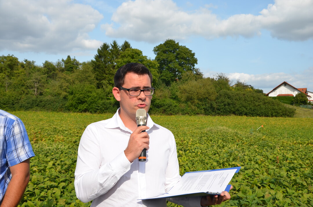 Benedikt Paeßens erklärt seine Soja-Versuche.