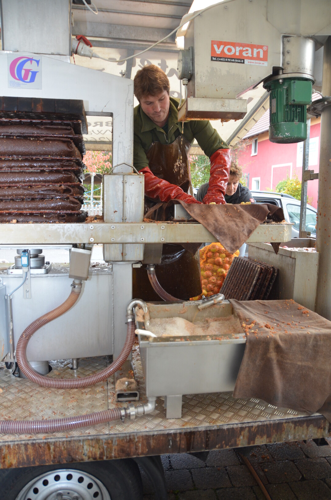 Die �pfel werden nach dem Waschen geraspelt. Die Masse wird dann in T�cher eingeschlagen. Dabei helfen die Anlieferer selbst mit.