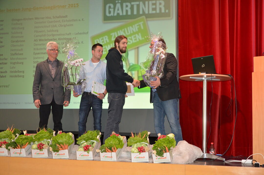 Hans Hornig, Verband Badischer Gartenbaubetriebe, (l.) und Rainer Steinle, W�rttembergischer G�rtnereiverband,(r.) zeichen die beiden besten Jung-Gem�seg�rtner 2016 aus: Mirko Aberer und Martin Weihrauch (v. l.)