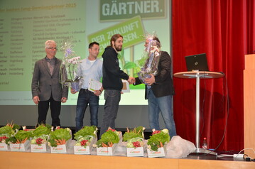 Hans Hornig, Verband Badischer Gartenbaubetriebe, (l.) und Rainer Steinle, W�rttembergischer G�rtnereiverband,(r.) zeichen die beiden besten Jung-Gem�seg�rtner 2016 aus: Mirko Aberer und Martin Weihrauch (v. l.)