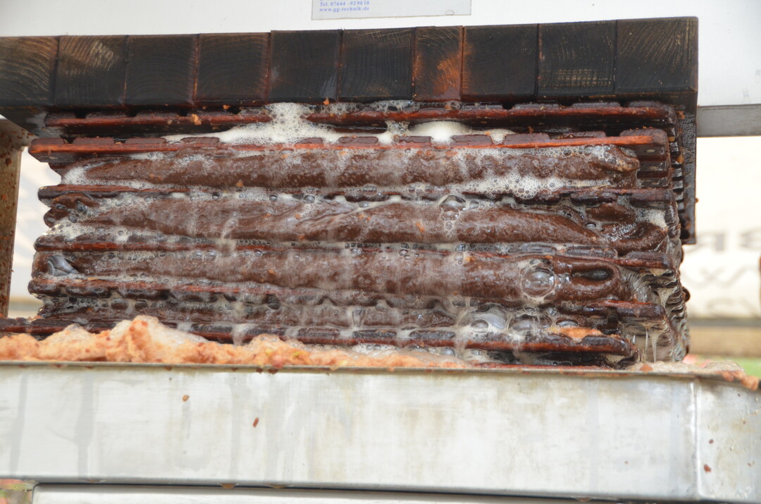 Wenn genug Material unter der Presse liegt, geht es los: Mit ordentlich Druck wird die Fl�ssigkeit aus den Apfelst�cken gepresst.