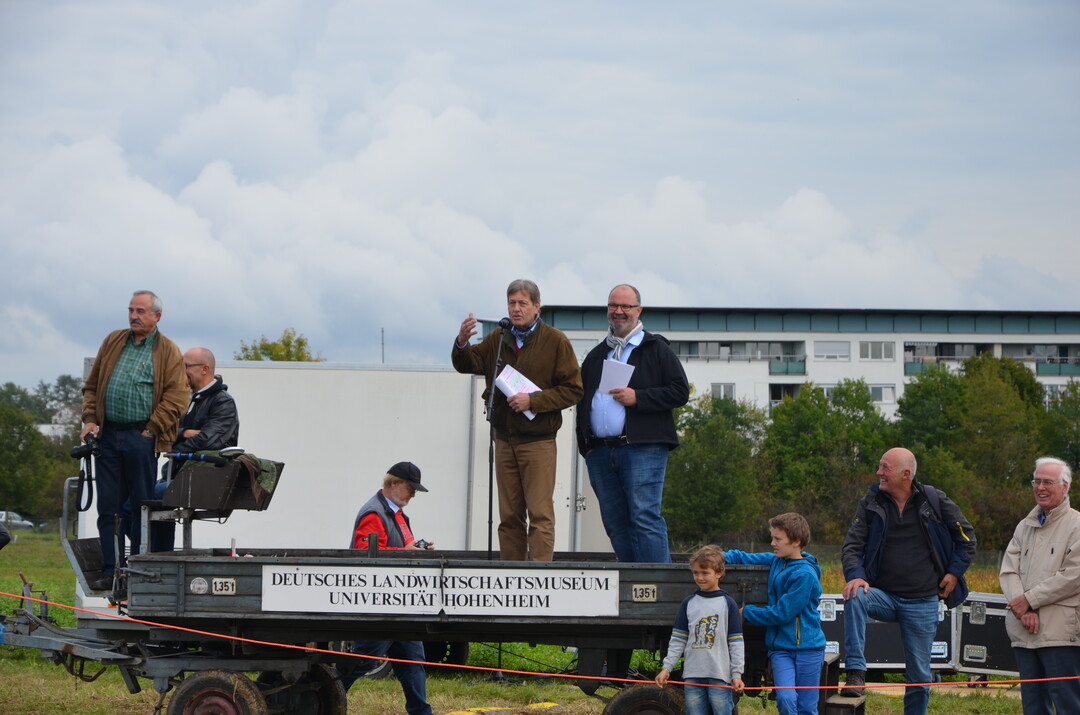 Prof. Dr. Karlheinz K�ller, ehemaliger Leiter des Fachgebiets Verfahrenstechnik in der Pflanzenproduktion, Universit�t Hohenheim, und Dr. J�rgen Weisser, Leiter des Deutschen Landwirtschaftsmuseums, moderieren den Feldtag.