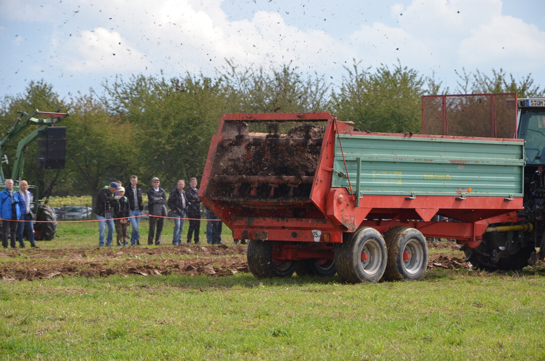 Festmiststreuer erleichtern die Arbeit.