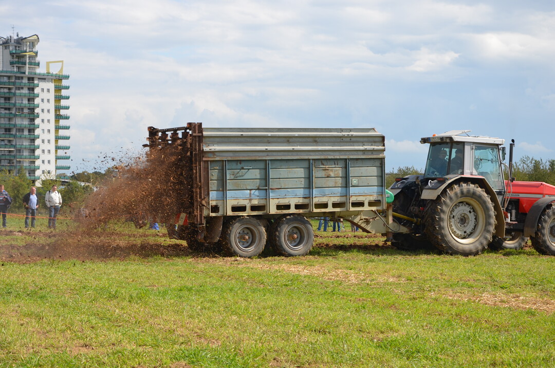 Festmiststreuer erleichtern die Arbeit.