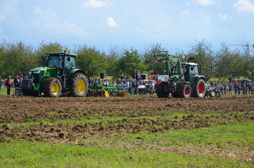 Einarbeiten mit einer Scheibegge (l.) und einem Grubber.