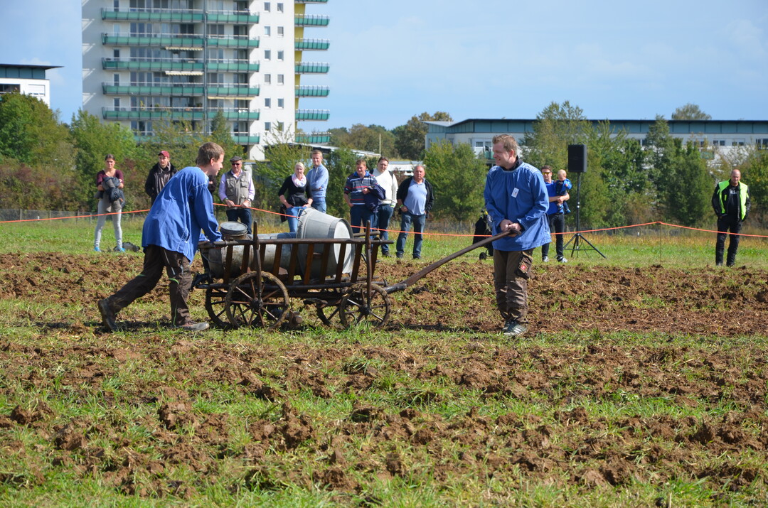 Zinkfass und -wanne erleichtern den G�lletransport aufs Feld.
