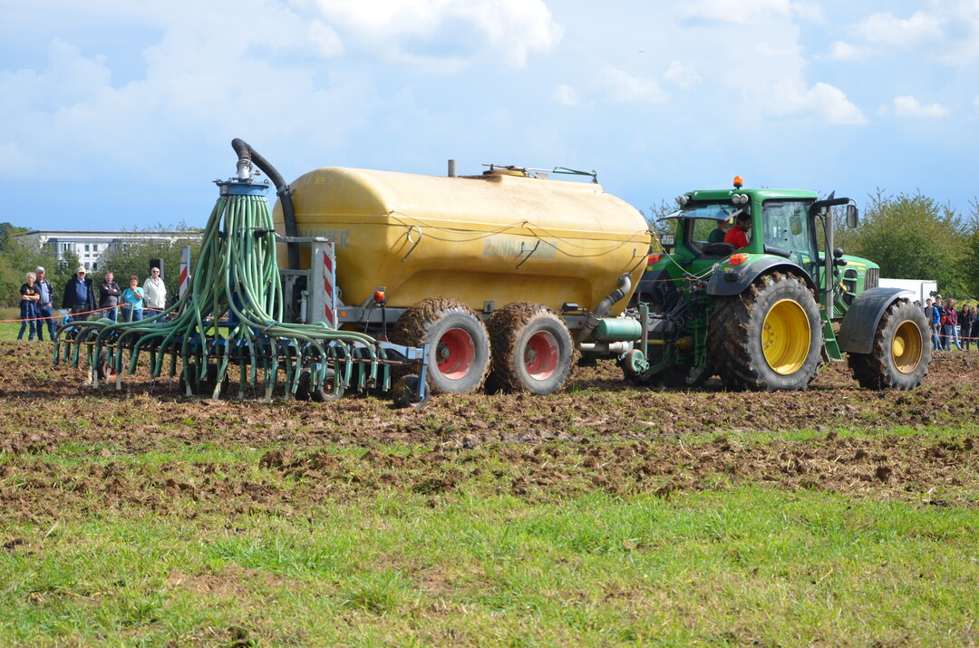 G�llefass mit Schleppschlauch.