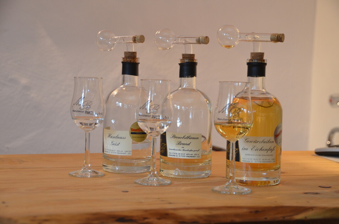 In der Manufaktur Broch gibt es die unterschiedlichsten Destillate. Von Klassikern wie Marillenbrand über Kuriositäten wie Bananenbrand bis hin zu Gin ist Vieles vertreten.