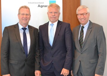 (v.l.) Ulrich Foth, Vorsitzender Fachbereich Pflanzenern�hrung des IVA, Dr. Helmut Schramm, Pr�sident IVA, Dr. Dietrich Pradt, kommissarischer IVA-Hauptgesch�ftsf�hrer
