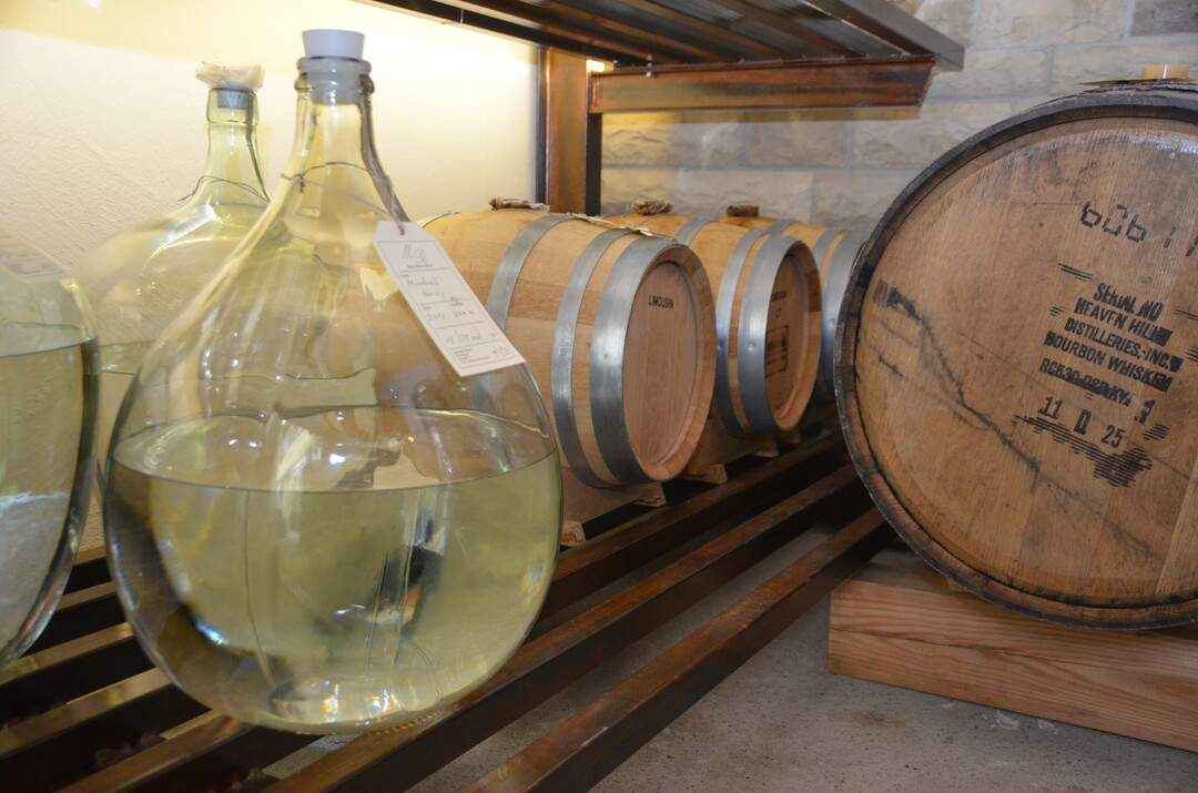 Die Destillate werden im Glaskolben gelagert, teilweise, zur geschmacklichen Abrundung, aber auch in Holzf�ssern.