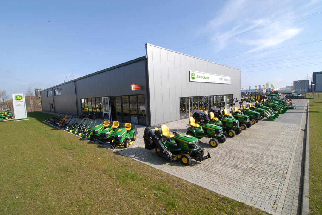  John Deere setzt seine Zusammenarbeit mit Rebo fort, um Kunden im neuen Vertriebsgebiet in Schleswig-Holstein fl�chendeckend zu betreuen.    
