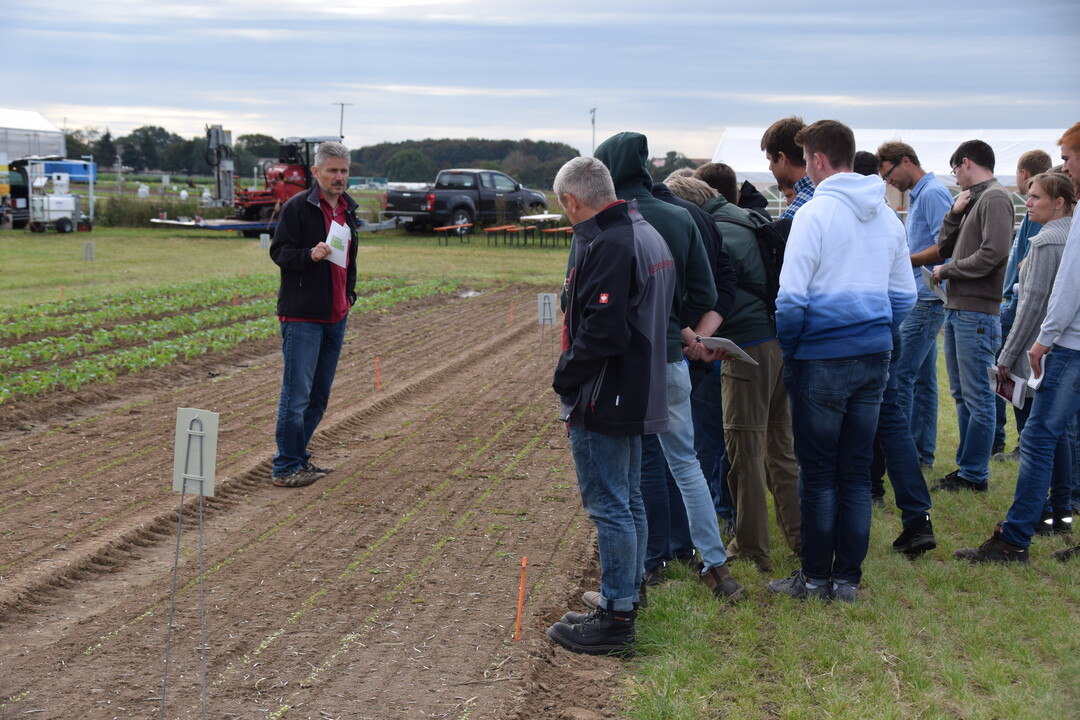 Jochen Kreiselmaier vom Dienstleistungszentrum Ländlicher Raum (DLR) Rheinpfalz (l.) präsentierte in diesem Jahr den groß angelegten Pflanzenschutzversuch auf dem Gelände des Queckbrunnerhofs. Der Fokus des Versuchs lag auf der Bodenherbiziden und ihrer Wirkung bei Starkniederschlagsereignissen.