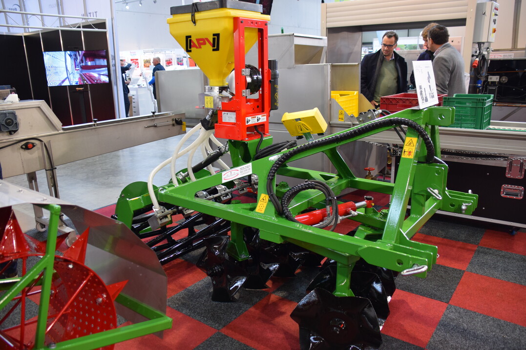 Die neue Scheibenegge TUKAN von Hermeler arbeitet zwischen den Spargelreihen und kann f�r die Saat der Zwischenbegr�nung mit einer S�maschine kombiniert werden.