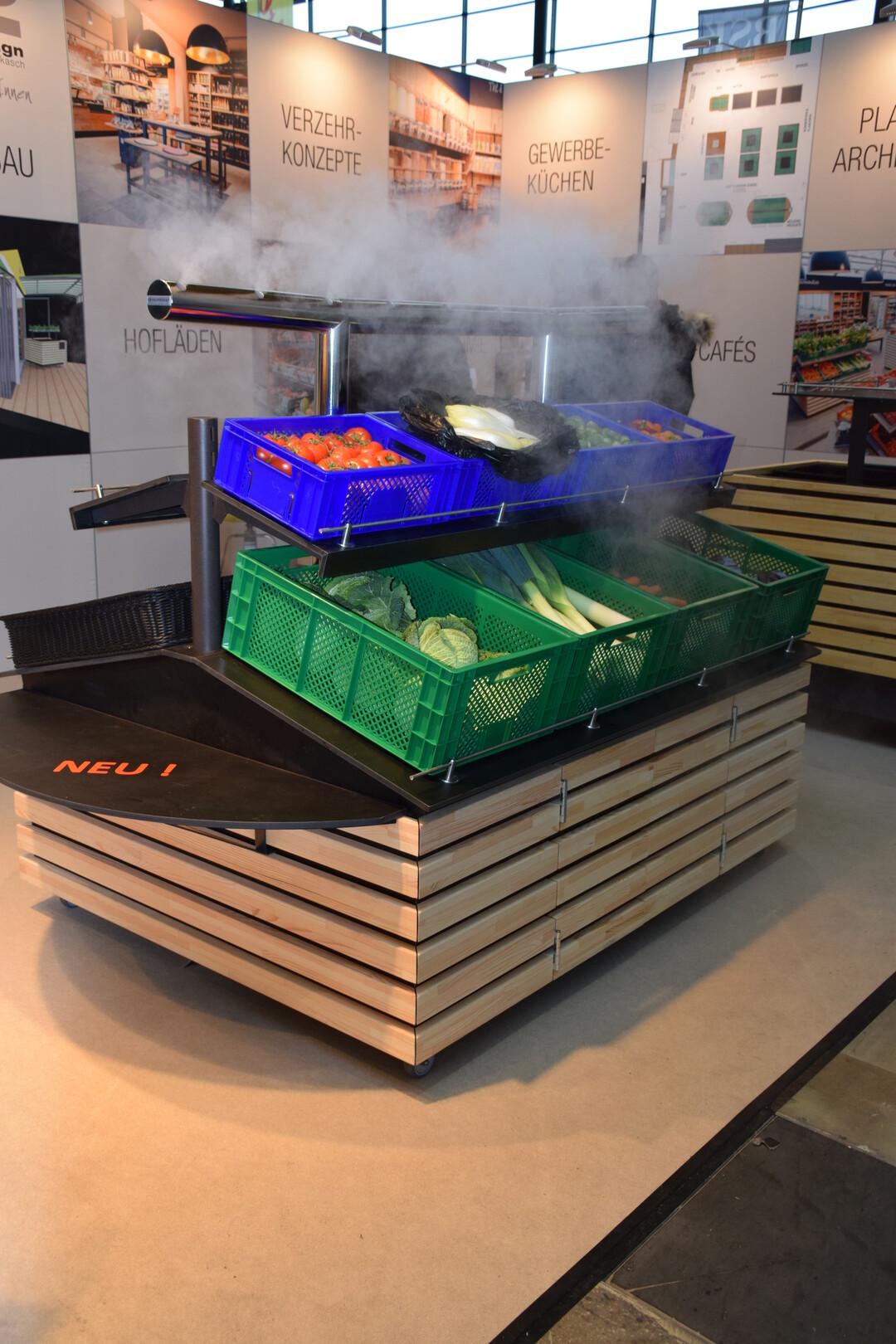 Das neue K�hlm�bel von p2Raumdesign ist mit einer Ultraschall-Kaltnebel-Technologie vom Hersteller RFT ausgestattet. Obst und Gem�se bleiben so l�nger frisch.