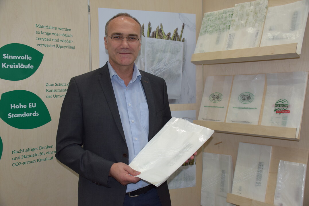 Heiner Messerle von der Messerle GmbH erhielt einen Innovation Award f�r das T�ten- und Einschlagpapier �Greet�.