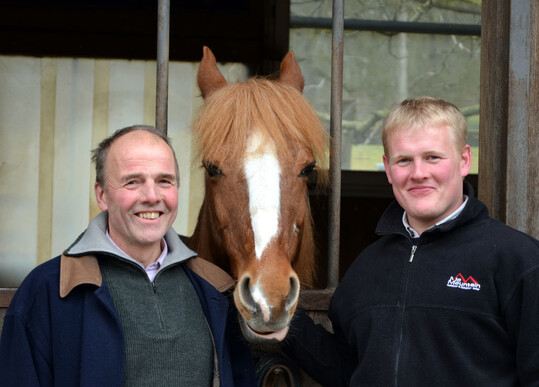 Voller Optimismus: Christian (l.) und Sebastian Reutter sehen die Zukunft mit ihren Pensionspferden positiv