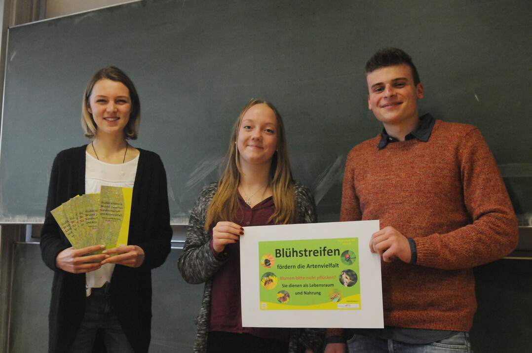 Hoffen auf die Mitarbeit vieler Landwirte beim Bl�hstreifen-Projekt: v. l. Anna-Lena Riegger aus Fleischwangen, Carina Roth aus Fronreute und Severin Zeuschner aus Argenb�hl. 