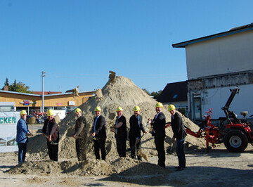 v. l. Peter Isenburg, Architekt Wolfram Herm, Gesch�ftsf�hrer Agrom Riedhausen Dr. Ewald Glaser, Vorstandsvorsitzender ZG Raiffeisen eG Georg Baumann, Gesch�ftsf�hrer ZG Technik GmbH Kurt Heitz, Gebietsleiter Massey Ferguson Ottmar Metzger, VB Bad Saulgau Ekkehard Stettner, B�rgermeister Riedhausen J�rg Stocker, Bauunternehmen Stocker 