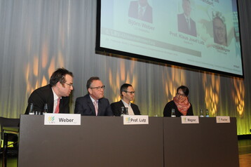 Das Forum I auf dem LBV-Unternehmtag: Bj�rn Weber von LZ Retailytics; Prof. Klaus Josef Lutz, Vorstandsvorsitzender der BayWa AG und Ulrich Wagner, gesch�ftsf�hrender Gesellschafter der Wimex-Gruppe und Moderatorin Katrin Fischer, BWagrar.