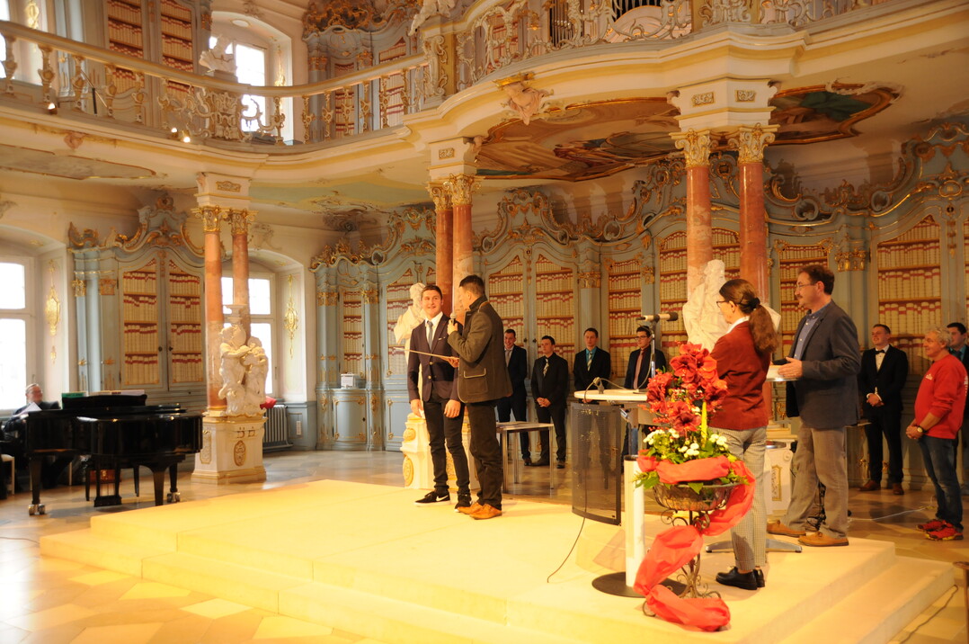 Regierungspr�sidient Klaus Tappeser �berreichte die Urkunden