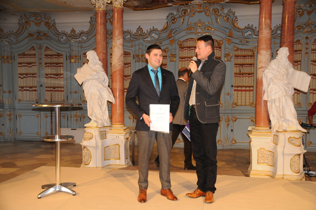 Bester Absolvent: Stefan H�rle. Im Bild mit Regierungspr�sidient Klaus Tappeser