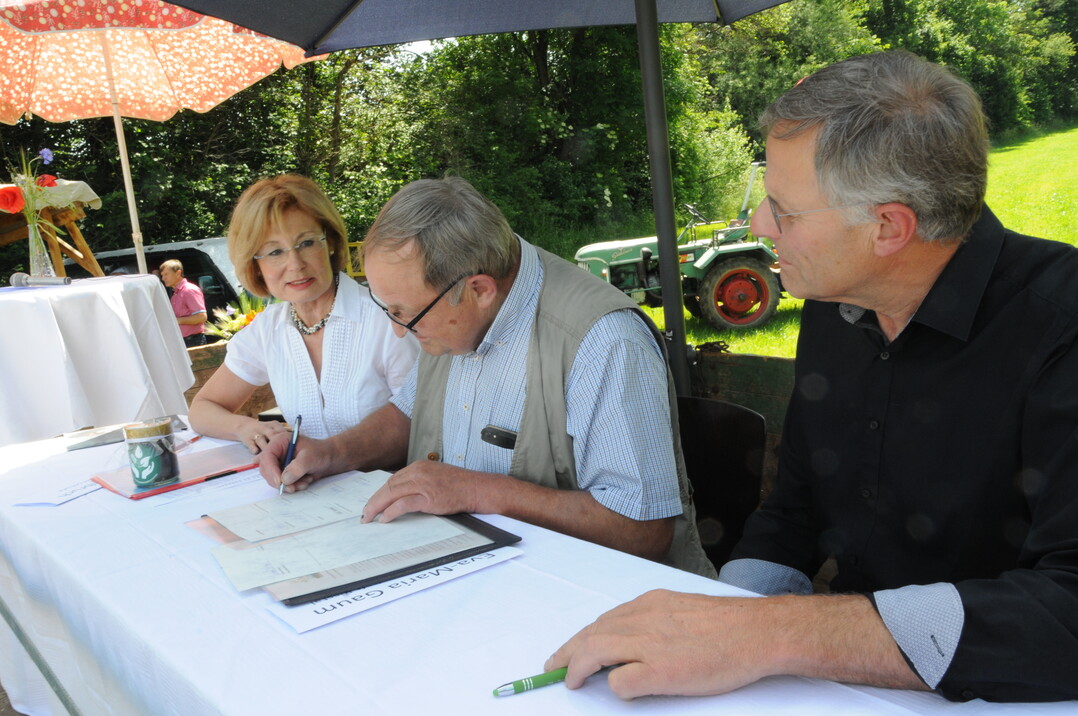 Gründerin Ingrid Hagenbuch, Alfons Schlanser von der Interssensgemeinschaft Risstal und Kreisobmann Gerhard Glaser vom Kreisbauernverband Biberach-Sigmaringen.