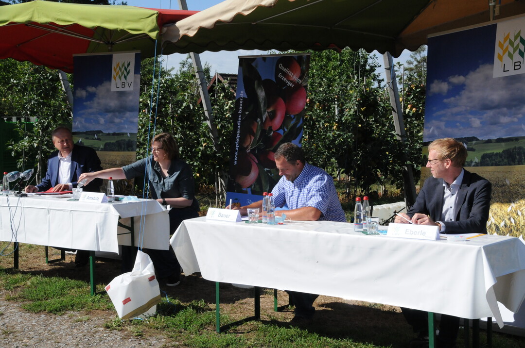 v.l. LBV-Präsident Joachim Rukwied, LBV-Pressesprecherin Ariane Amstutz, Landwirt Jens Bauer und LBV-Geschäftsführer Marco Eberle