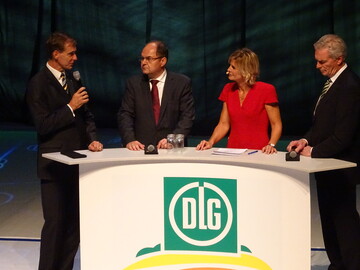 DLG-Pr�sident Carl-Albrecht Bartmer diskutiert zusammen mit Bundeslandwirtschaftsminister Christian Schmidt, ModeratorinBarbara Hahlweg und dem VDMA-Landtechnik-Vorsitzendem Dr. Garbers das Thema "Digital total - Fortschritt f�r alle".