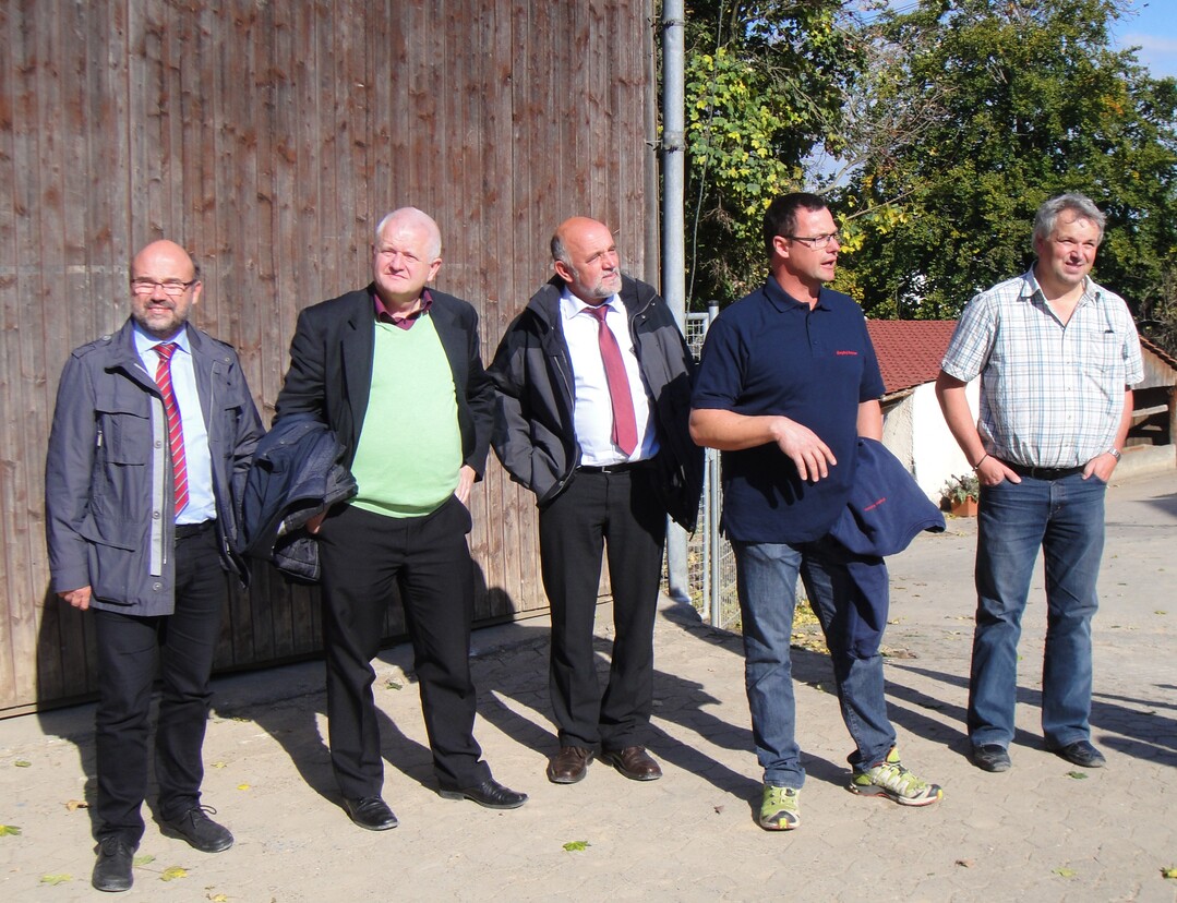 Der Strukturausschussvorsitzender Klaus Fontaine zusammen mit Dr.Peter Pascher (DBV), Nebenerwerbsausschussvorsitzendem Werner R�pple, Betriebsleiter Markus Eberhardt und Kreisvorsitzender Siegfried N�gele (v. l.) bei der Betriebsbesichtigung.