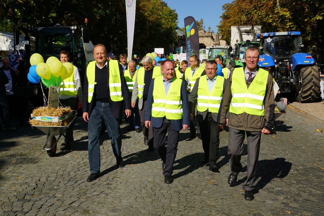 Neben DBV-Pr�sident Joachim Rukwied sind Pr�sident Friedhelm Schneider (Hessischer Bauernverband), Pr�sident Walter Heidl (Bayerischer Bauernverband) und Pr�sident Horper (Bauern- und Winzerverband Rheinland-Nassau) auf der Agrarministerkonferenz in Fulda