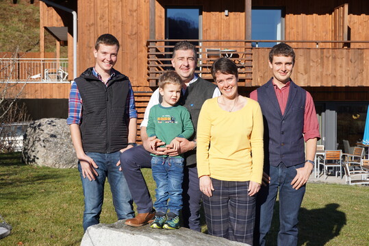 Die kommende Generation steht schon in den Startl�chern: die beiden �lteren S�hne von Florian und Susanne Hierl sind bereits in alle wichtigen Betriebsentscheidungen mit eingegbunden.