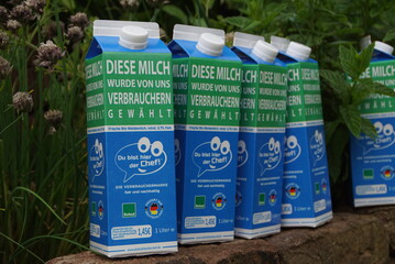 Schon die Verpackung der Verbrauchermilch hebt sich deutlich von anderen Milchkartons ab: Die Produktionsbedingungen und die Kosten der einzelnen Verarbeitungsschritte werden transparent und ohne verfälschende Bilder dargestellt.