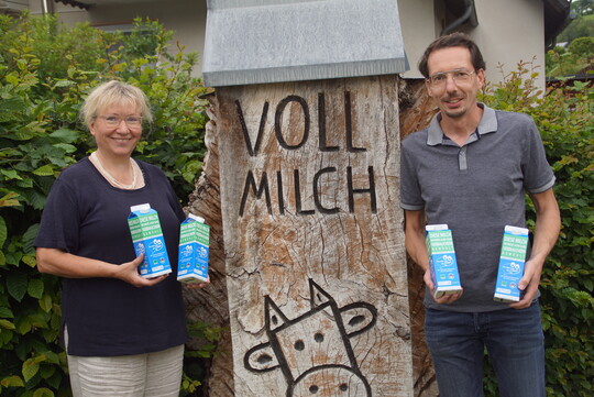 Karin Artzt-Steinbrink, Geschäftsführerin der Upländer Bauernmolkerei, und Nicolas Barthelmé, Gründer der Initiative „Du bist hier der Chef!“, freuen sich auf die Markteinführung der Verbrauchermilch in 400 Rewe-Märkten in Hessen und im Rhein-Main-Gebiet.