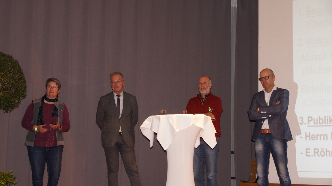 Informierten �ber die Alternativen zum Volksbegehren (v. l.): Katja R�ser von der MaBo, BLHV-Justitiar Michael N�dl, Hubert Lehle von der Obstregion Bodensee und Erich R�hrenbach, Vorsitzender der Obstregion Bodensee. 
