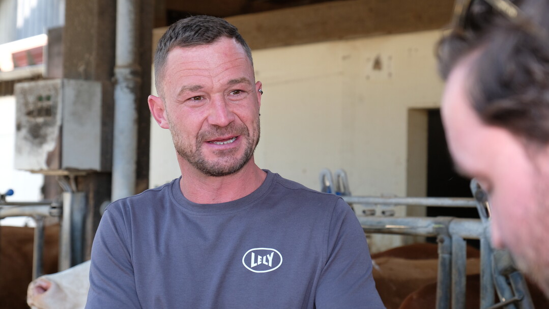 Benjamin Bleich stellt Journalisten seinen Betrieb vor.