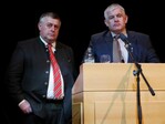 Stellt sich der Diskussion - Bayerns Bauernpräsident Walter Heidl (links) beim Kreisbauerntag in Donzdorf. Daneben Göppingens Kreisvorsitzender Hermann Färber.
